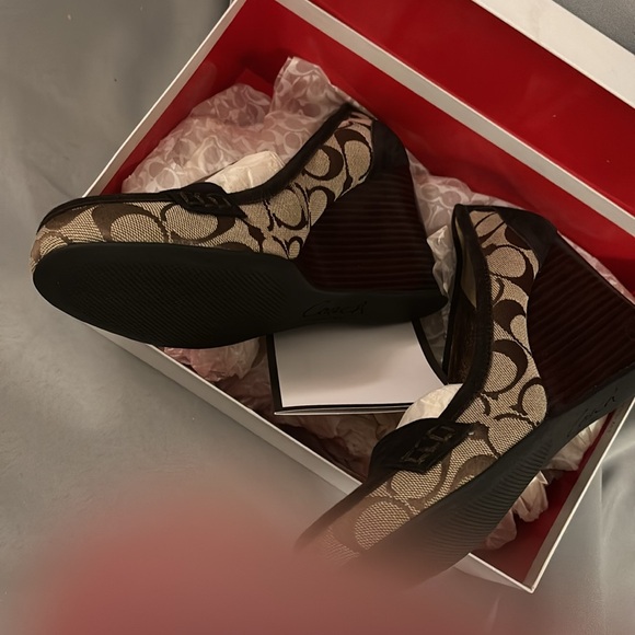 Coach Wedge Size 8 New in Box - Picture 3 of 3